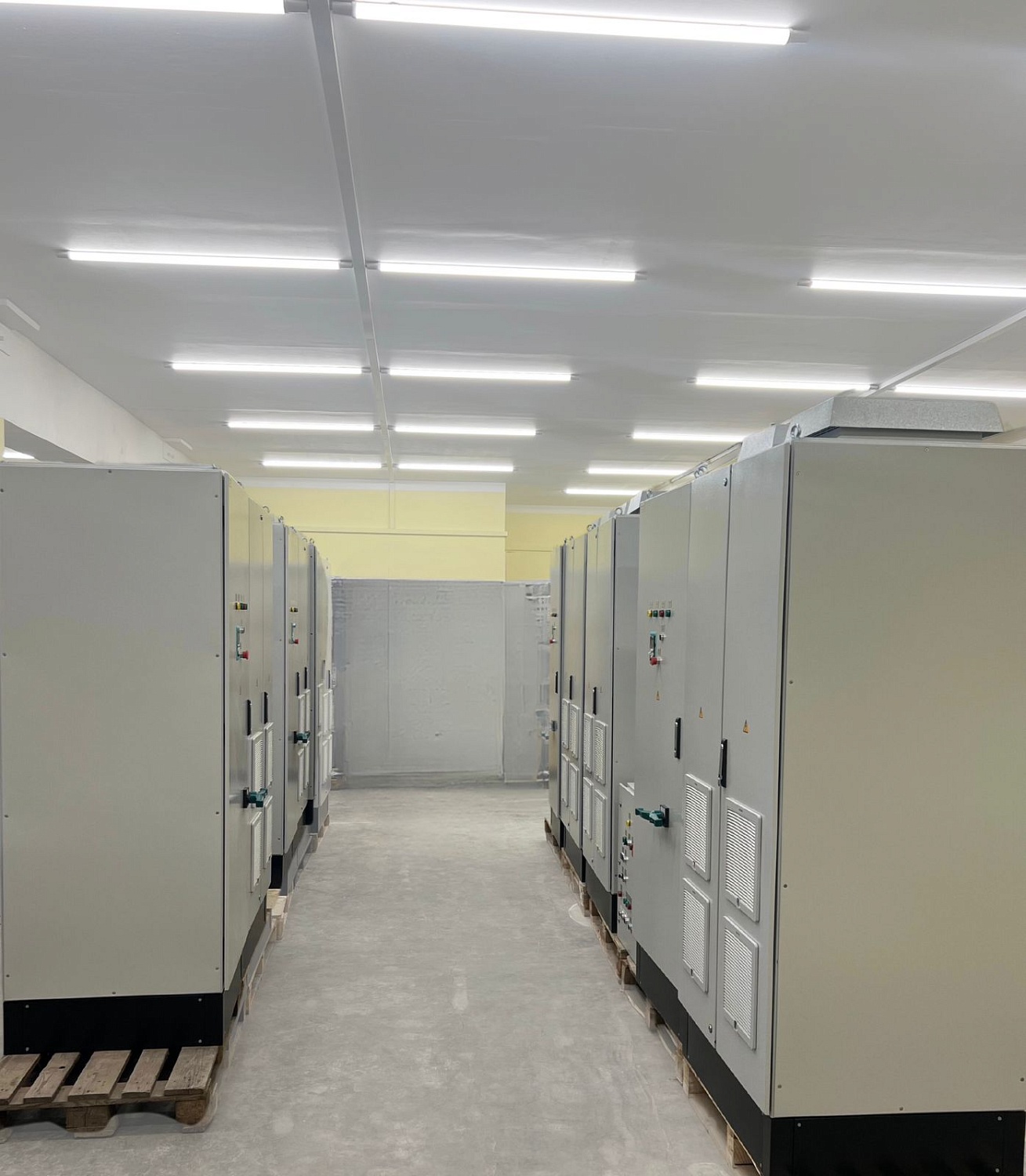 Шкаф управления для инновационного проекта по переработке отходов металлургии с частотным преобразователем Systeme Electric